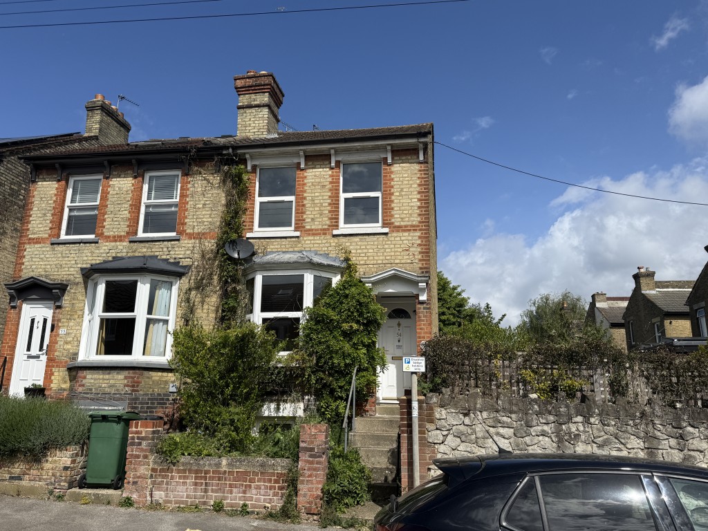 Lot: 136 - SEMI-DETACHED HOUSE IN NEED OF REFURBISHMENT - Front view of House in need of Refurbishment